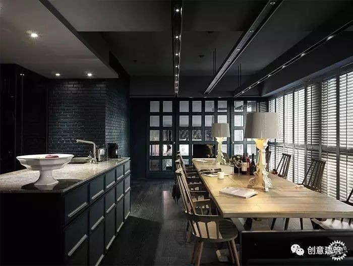 超酷的“黑色風住宅”裝修設計第7張圖片